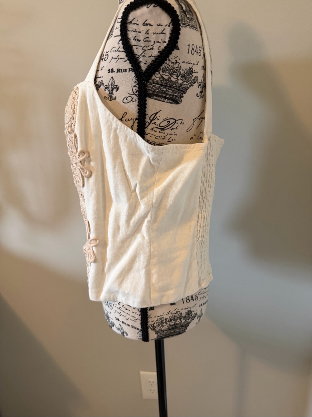 Cece Women's Cream Crochet Appliqué Tank Top size large - Picture 2 of 3